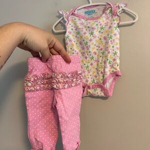 Monkey bars 0/3m multivitamins Floral onesie & Pink Polka Dot Pants match Set